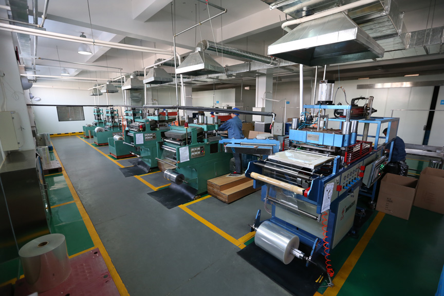 食品級吸塑車間的五臺自動BOPS吸塑成型機(jī)和一臺全自動的BOPS吸塑成型機(jī)